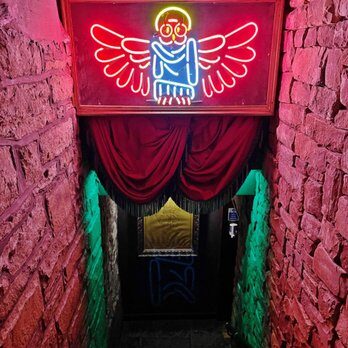 Entrance to Hoot the Redeemer